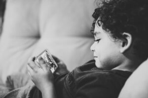 Scopri di più sull'articolo Più bambini on line, più predatori. Nessuno parla più di TikTok?