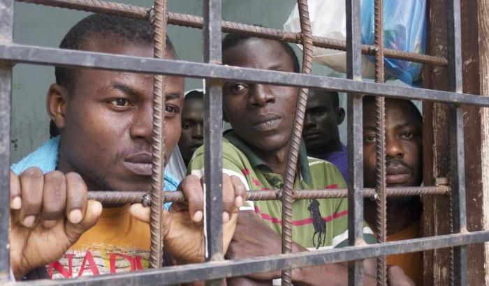 Scopri di più sull'articolo L’Unione Europea paga per armare i militari libici contro i migranti