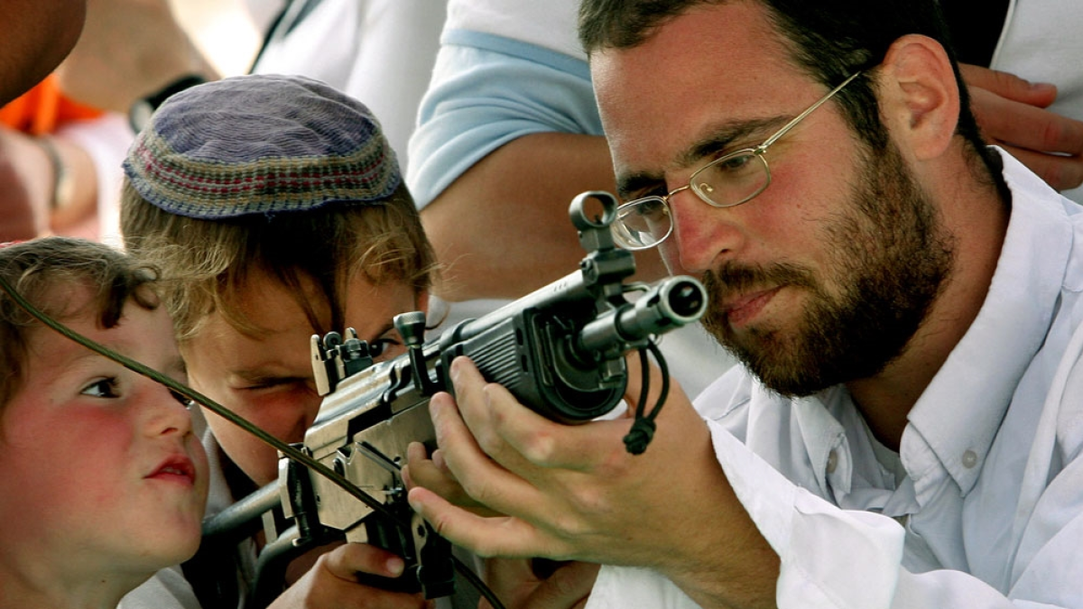 Al momento stai visualizzando Israele armerà nei prossimi giorni 720.000 coloni illegali