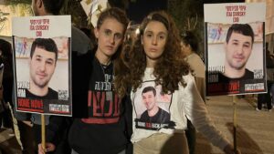 Scopri di più sull'articolo Il 7 ottobre divide Israele mentre la stampa disumanizza gli ostaggi