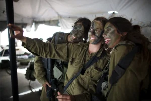 Scopri di più sull'articolo Senza vergogna Leonardo invia addestratori per la Israeli Air Force
