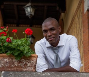 Scopri di più sull'articolo Figlio lasciato in Africa perche’ gay? Tutta una bufala