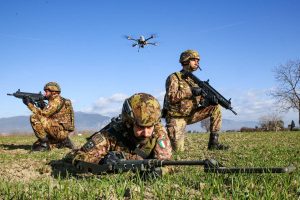 Scopri di più sull'articolo All’Open Day la scuola Jaci di Messina distribuisce volantini con foto di militari italiani